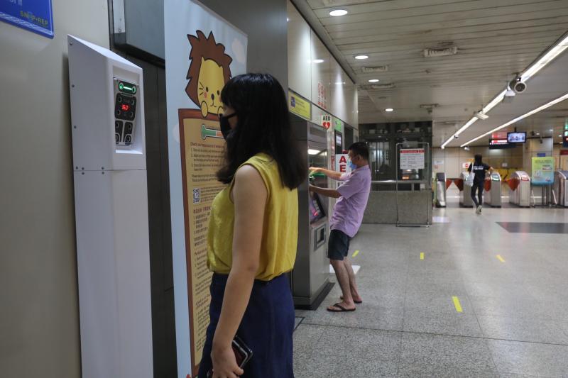 至今,五个交通枢纽——布莱德站、中峇鲁站、文庆站、武吉班让和实龙岗巴士转换站已率先放置了仪器。每个地点设有一台检测仪。(唐家鸿摄) 至今,五个交通枢纽——布莱德站、中峇鲁站、文庆站、武吉班让和实龙岗巴士转换站已率先放置了仪器。每个地点设有一台检测仪。(唐家鸿摄)