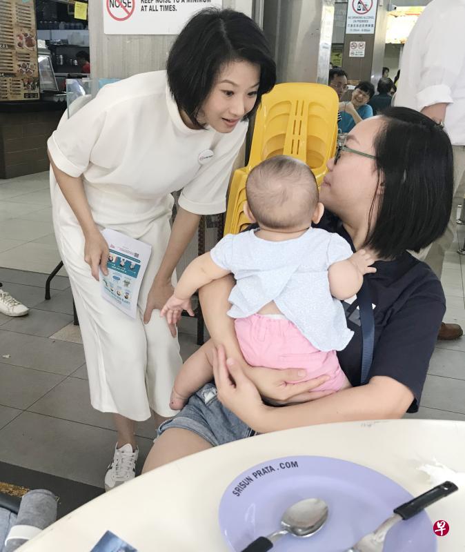 榜鹅西区本届大选首次被划为单选区,负责该区事务的内政部兼国家发展部高级政务次长孙雪玲(左)料将单飞。图为今年3月,孙雪玲在区内与居民互动。(档案照片) 榜鹅西区本届大选首次被划为单选区,负责该区事务的内政部兼国家发展部高级政务次长孙雪玲(左)料将单飞。图为今年3月,孙雪玲在区内与居民互动。(档案照片)
