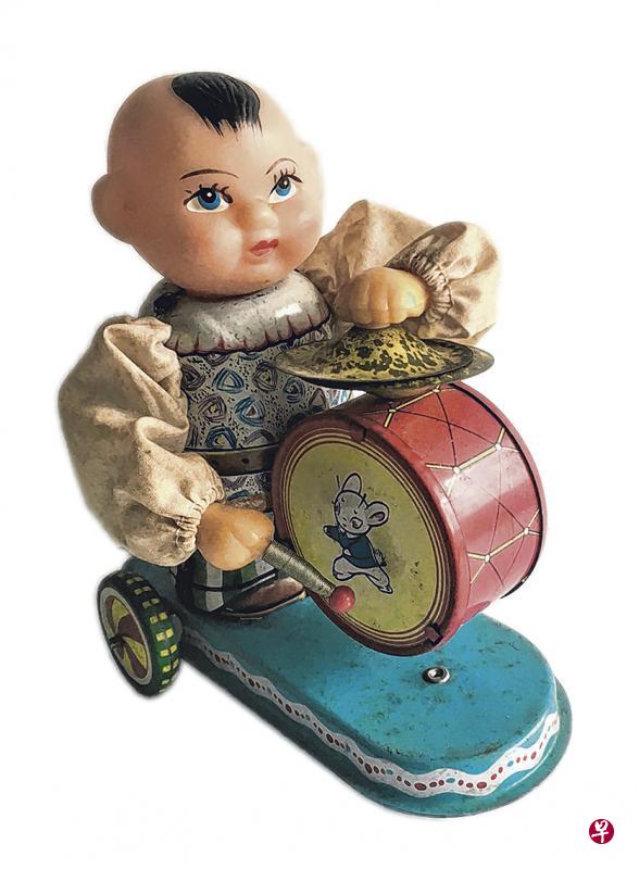 铁皮玩具“小弟打鼓”大人小孩都喜爱。 铁皮玩具“小弟打鼓”大人小孩都喜爱。