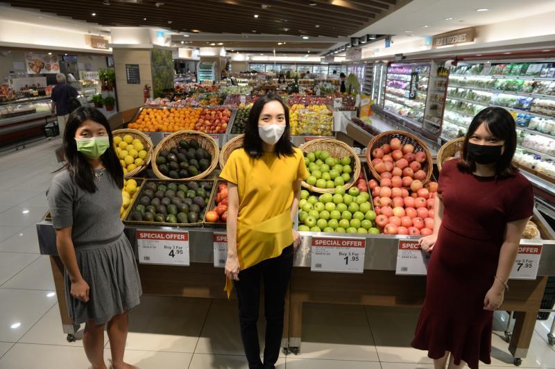 新加坡企业发展局的团队,利用他们对运输业和零售业的了解,帮助超市解决物流瓶颈。左起是企发局的经商环境与资源副署长林丽鑫、交通与物流署长李美琏,以及零售与设计副署长林颖涵。(潘丰源摄) 新加坡企业发展局的团队,利用他们对运输业和零售业的了解,帮助超市解决物流瓶颈。左起是企发局的经商环境与资源副署长林丽鑫、交通与物流署长李美琏,以及零售与设计副署长林颖涵。(潘丰源摄)