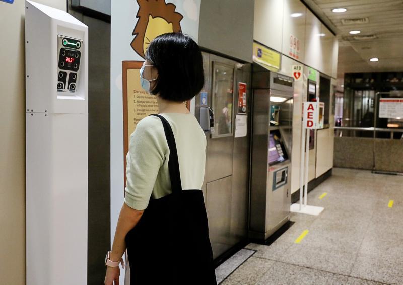 免触式测温仪采用红外线技术,乘客只要站在指定位置,仪器两秒内就会显示出体温。(唐家鸿摄) 免触式测温仪采用红外线技术,乘客只要站在指定位置,仪器两秒内就会显示出体温。(唐家鸿摄)