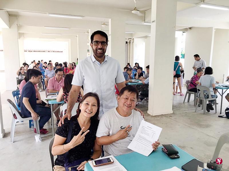 工人党党魁毕丹星(中)指出,在他的领导下,工人党仍将坚持透过家访和社区活动,贴近民情。这张照片摄于阿裕尼集选区的持久授权书活动上。(毕丹星提供) 工人党党魁毕丹星(中)指出,在他的领导下,工人党仍将坚持透过家访和社区活动,贴近民情。这张照片摄于阿裕尼集选区的持久授权书活动上。(毕丹星提供)
