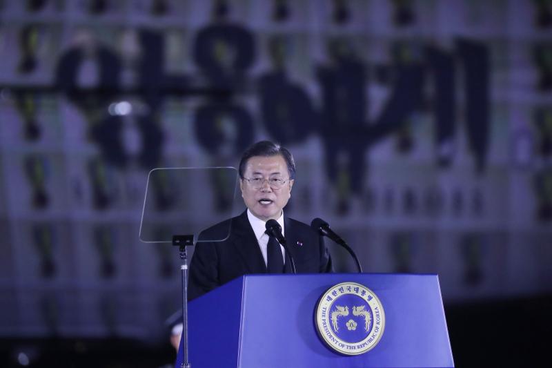 韩国总统文在寅星期四（25日）晚上在京畿道城南市首尔机场出席韩国战争70周年纪念活动上说，韩朝双方持续的对抗是“浪费民族力量”，必须实现和平与团结，给战争中的受难者一个交代。（法新社） 