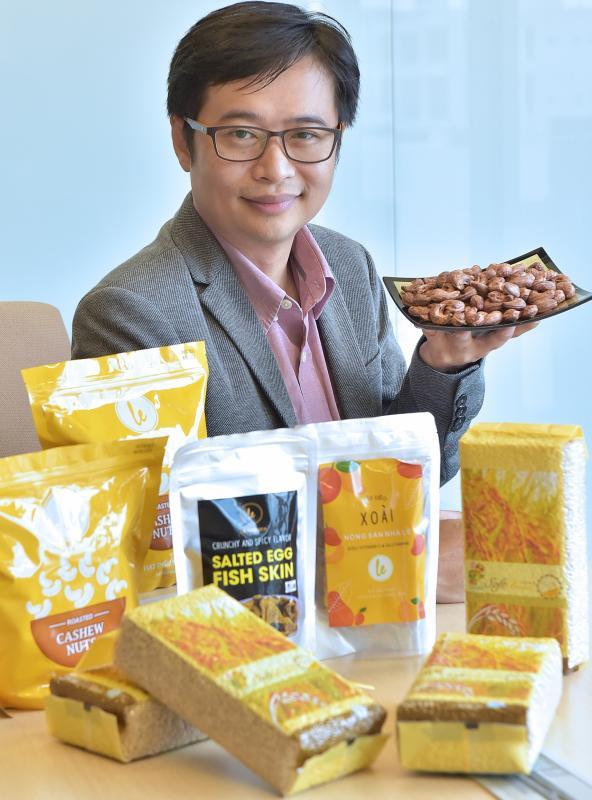 杨建平前后花了10年,从在柬埔寨研发种子专利到成为越南厂商的合作伙伴,不仅代理腰果等食品,还在越南合资建厂。(特约林新泰摄) 杨建平前后花了10年,从在柬埔寨研发种子专利到成为越南厂商的合作伙伴,不仅代理腰果等食品,还在越南合资建厂。(特约林新泰摄)