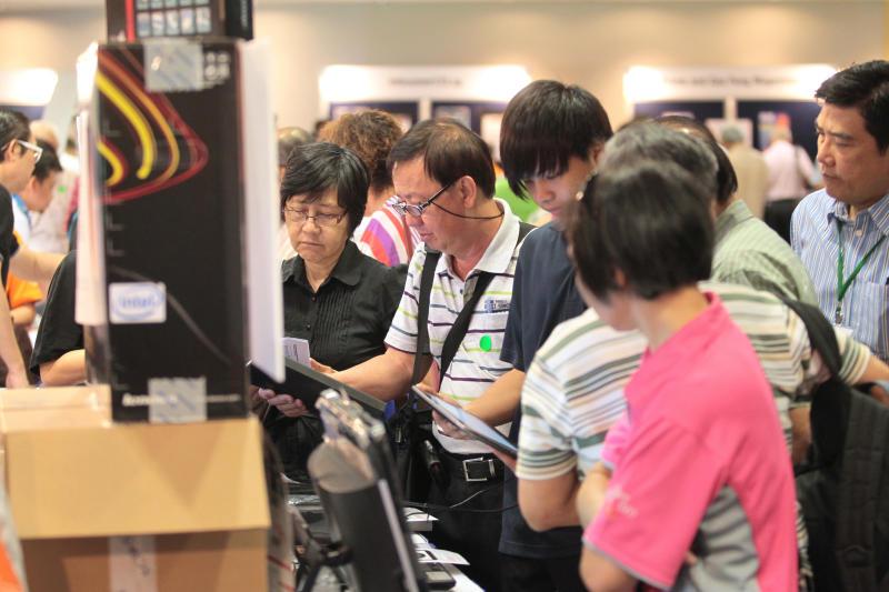 在本地,早在十多年前,政府就已通过银发族资讯通信计划(Silver Infocomm Initiative,SII)的设立,积极推动年长者学习新科技。(档案照片) 在本地,早在十多年前,政府就已通过银发族资讯通信计划(Silver Infocomm Initiative,SII)的设立,积极推动年长者学习新科技。(档案照片)