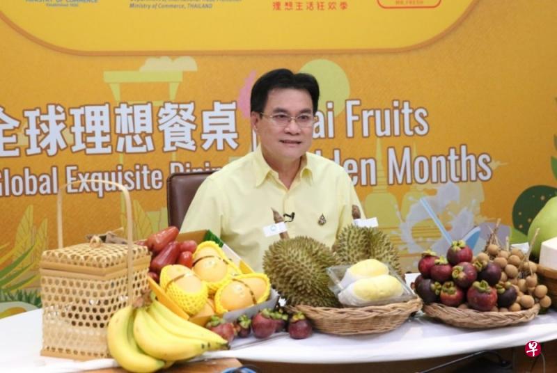 泰国副首相兼商务部长朱林直播向中国观众推销榴梿,吸引900万人次上线观赏。(中新社) 泰国副首相兼商务部长朱林直播向中国观众推销榴梿,吸引900万人次上线观赏。(中新社)