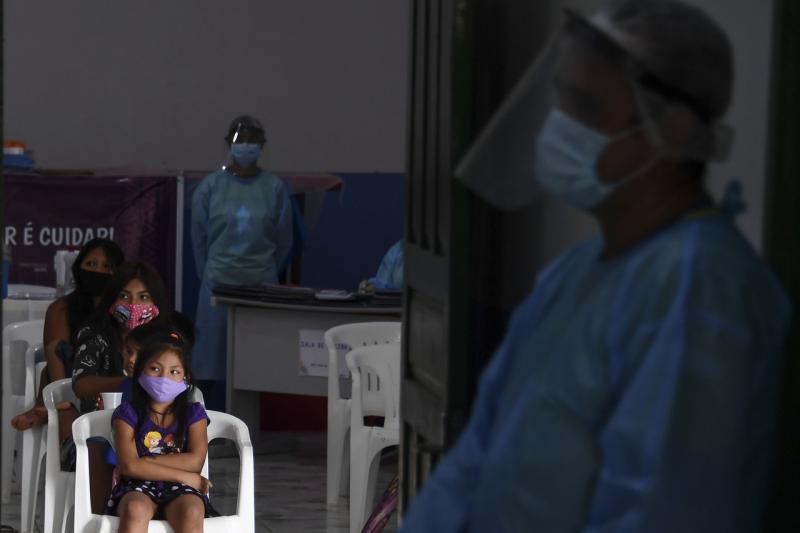 巴西原住民协会表示,疫情至今已造成超过7000名原住民死亡。图为当地原住民在一个医疗站求医。(法新社) 巴西原住民协会表示,疫情至今已造成超过7000名原住民死亡。图为当地原住民在一个医疗站求医。(法新社)