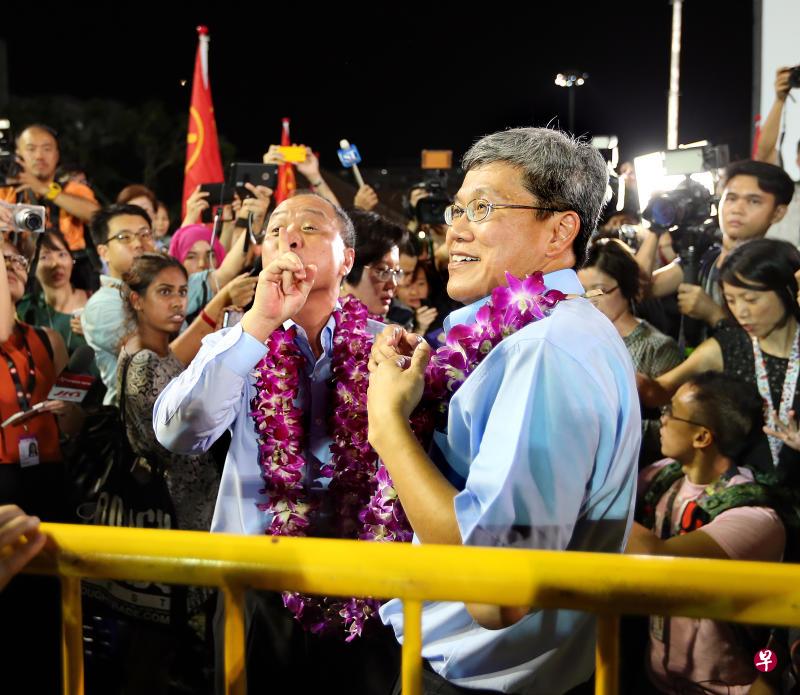 后港的受访居民都认为,就算刘程强(左)和原后港议员方荣发(右)不再参选,后港依然会是工人党的“老家”。(档案照) 后港的受访居民都认为,就算刘程强(左)和原后港议员方荣发(右)不再参选,后港依然会是工人党的“老家”。(档案照)