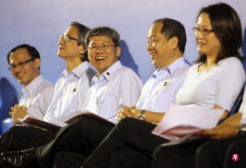 工人党三位主将刘程强(右二)、方荣发(中)和陈硕茂(左二)确定不参加本届大选。(档案照片) 工人党三位主将刘程强(右二)、方荣发(中)和陈硕茂(左二)确定不参加本届大选。(档案照片)