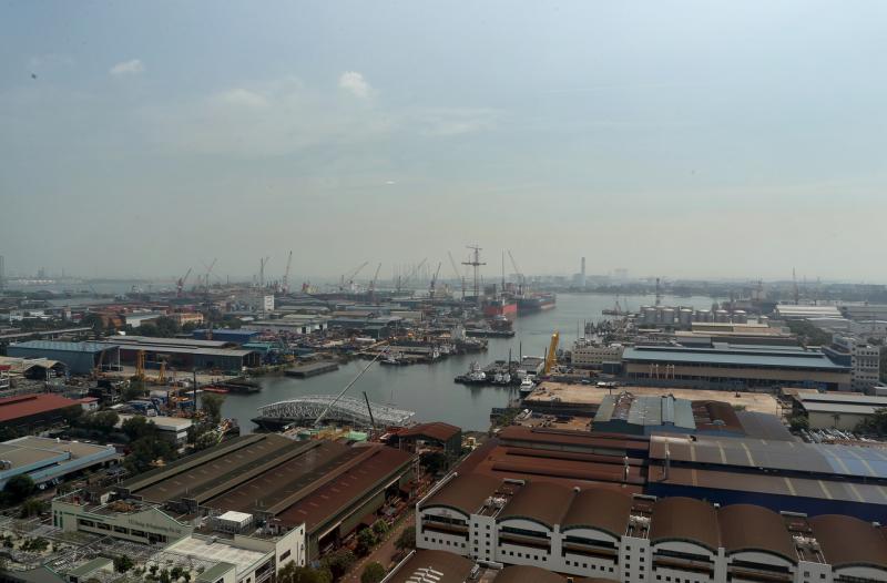 政府将延长建筑业、海事船厂以及加工业的外籍劳工税回扣,为此拨款多达9亿2000万元,帮助这几个领域约1万5000个企业,支持它们遵守安全管理措施。(档案照) 政府将延长建筑业、海事船厂以及加工业的外籍劳工税回扣,为此拨款多达9亿2000万元,帮助这几个领域约1万5000个企业,支持它们遵守安全管理措施。(档案照)