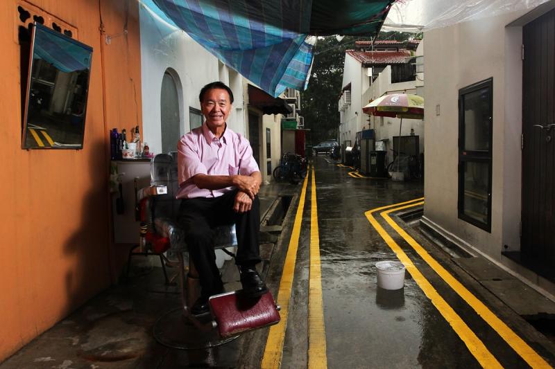 在金融区后巷理发多年的李远东说过,只要健康允许,他不会离开后巷。(档案照) 在金融区后巷理发多年的李远东说过,只要健康允许,他不会离开后巷。(档案照)