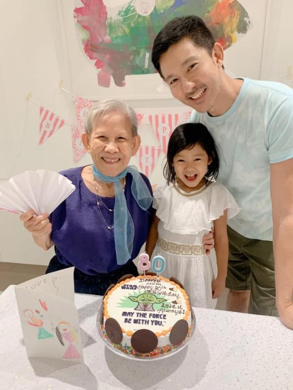 立威廉与女儿为80岁母亲庆生。(取自立威廉面簿) 立威廉与女儿为80岁母亲庆生。(取自立威廉面簿)