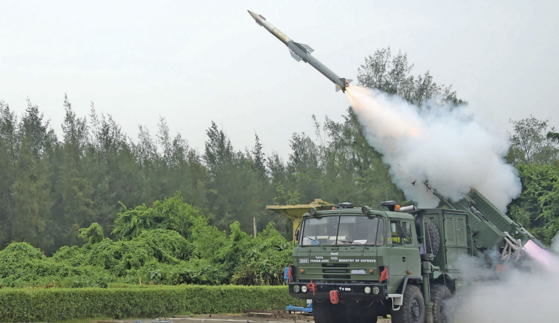 印度军方据称已在中印边境上部署防控导弹系统。图为印度军方在测试快速反应地空导弹系统。(互联网) 印度军方据称已在中印边境上部署防控导弹系统。图为印度军方在测试快速反应地空导弹系统。(互联网)