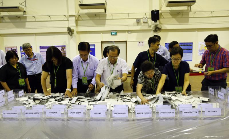 海外投票选民2015年大选时在10个城市投下的选票,于同年9月15日在新加坡选举局培训中心进行计票工作。(档案照片) 海外投票选民2015年大选时在10个城市投下的选票,于同年9月15日在新加坡选举局培训中心进行计票工作。(档案照片)