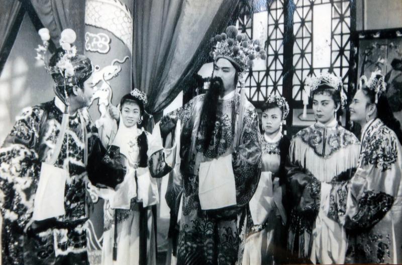 刘虎臣(左三)在1958年上映的本地夏语片《醉打金枝》中扮演皇帝。(档案照片) 刘虎臣(左三)在1958年上映的本地夏语片《醉打金枝》中扮演皇帝。(档案照片)