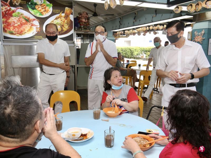领军人民行动党西海岸团队的通讯及新闻部长易华仁(后排中)昨早在裕廊集选区原议员洪维能(后排右一)和蔡厝港集选区原议员余家兴(后排左一)的陪同下走访南洋区市镇中心。(邬福梁摄) 领军人民行动党西海岸团队的通讯及新闻部长易华仁(后排中)昨早在裕廊集选区原议员洪维能(后排右一)和蔡厝港集选区原议员余家兴(后排左一)的陪同下走访南洋区市镇中心。(邬福梁摄)