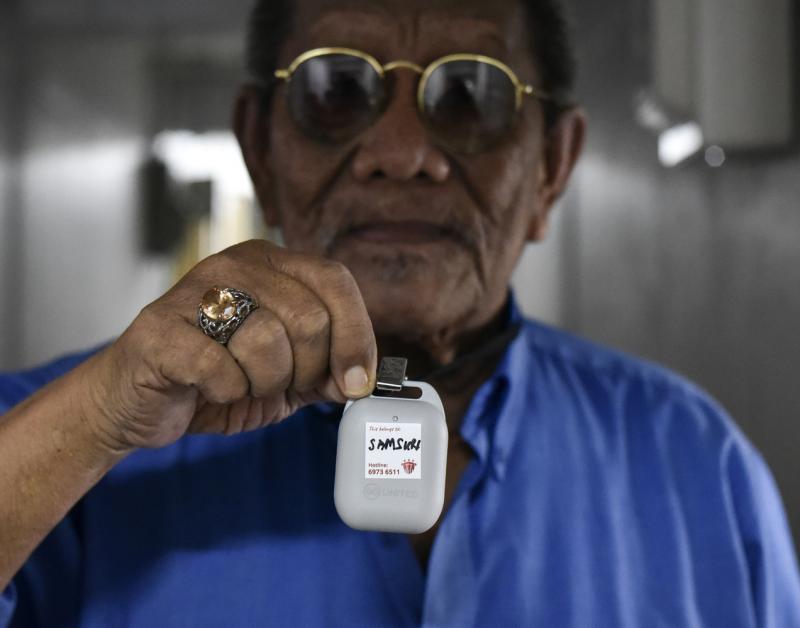 弱势年长者昨天起陆续获派发“合力追踪”便携器。便携器的设计轻便,电池寿命可耐半年至九个月,无须充电。图中年长者山苏里出示他刚拿到的便携器。(关爱乐龄办事处提供) 弱势年长者昨天起陆续获派发“合力追踪”便携器。便携器的设计轻便,电池寿命可耐半年至九个月,无须充电。图中年长者山苏里出示他刚拿到的便携器。(关爱乐龄办事处提供)