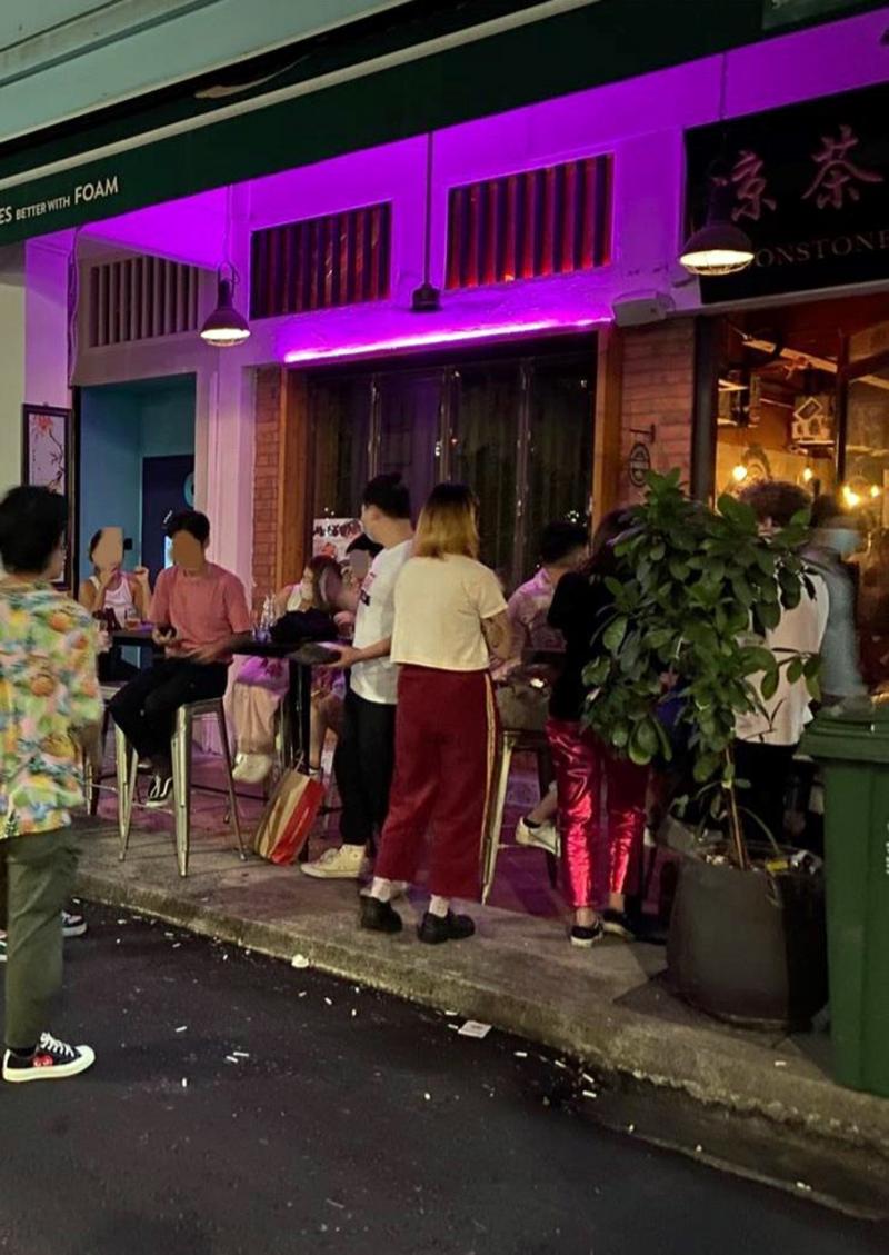 新加坡旅游局上周六晚上10时35分到Moonstone酒吧检查,发现顾客还在外喝酒,酒吧因此被罚款1000元,并被令停业。(新加坡旅游局提供) 新加坡旅游局上周六晚上10时35分到Moonstone酒吧检查,发现顾客还在外喝酒,酒吧因此被罚款1000元,并被令停业。(新加坡旅游局提供)