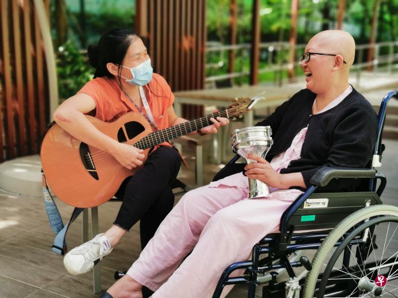 雅西西慈怀病院音乐治疗师林雯滇（左）通过音乐，助癌患刘庆云发掘自己的音乐潜能。（雅西西慈怀病院提供）