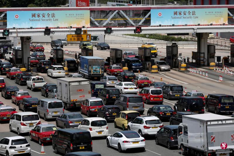 香港政府近期在各地大力宣传香港国安法立法的必要性。图为港府在链接港岛和九龙的东隧收费站上宣传香港国安法的广告看板。(路透社) 香港政府近期在各地大力宣传香港国安法立法的必要性。图为港府在链接港岛和九龙的东隧收费站上宣传香港国安法的广告看板。(路透社)