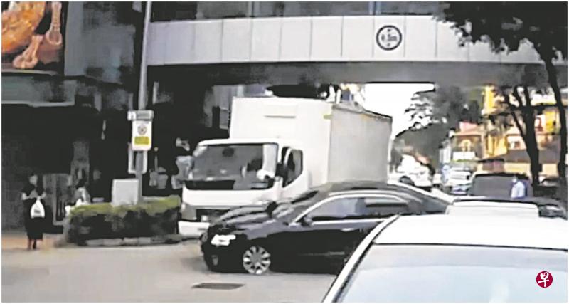 黑色汽车从小路快速驶出,失控撞上行驶在大路的白色罗厘。(取自面簿) 黑色汽车从小路快速驶出,失控撞上行驶在大路的白色罗厘。(取自面簿)