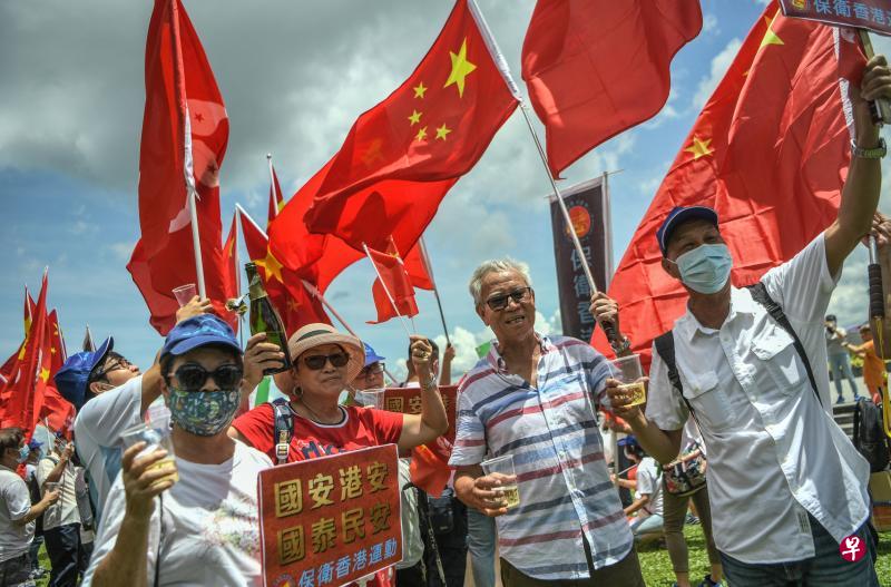 一批亲建制的香港市民昨天在金钟添马公园挥舞中国国旗及香港区旗,庆祝香港国安法成功立法及回归纪念日。(香港中通社) 一批亲建制的香港市民昨天在金钟添马公园挥舞中国国旗及香港区旗,庆祝香港国安法成功立法及回归纪念日。(香港中通社)