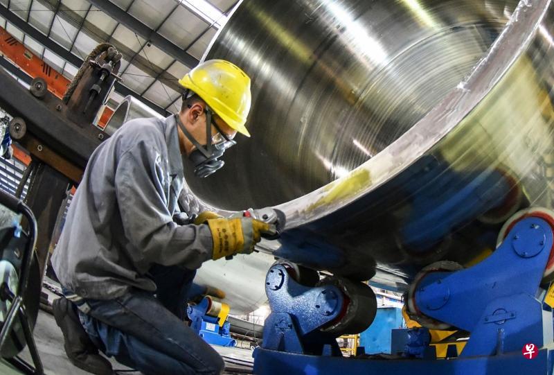 中国6月制造业PMI升至50.9,连续第四个月扩张,制造业基本面持续改善。图为江苏省连云港市某纺织厂内员工工作的情况。(法新社) 中国6月制造业PMI升至50.9,连续第四个月扩张,制造业基本面持续改善。图为江苏省连云港市某纺织厂内员工工作的情况。(法新社)