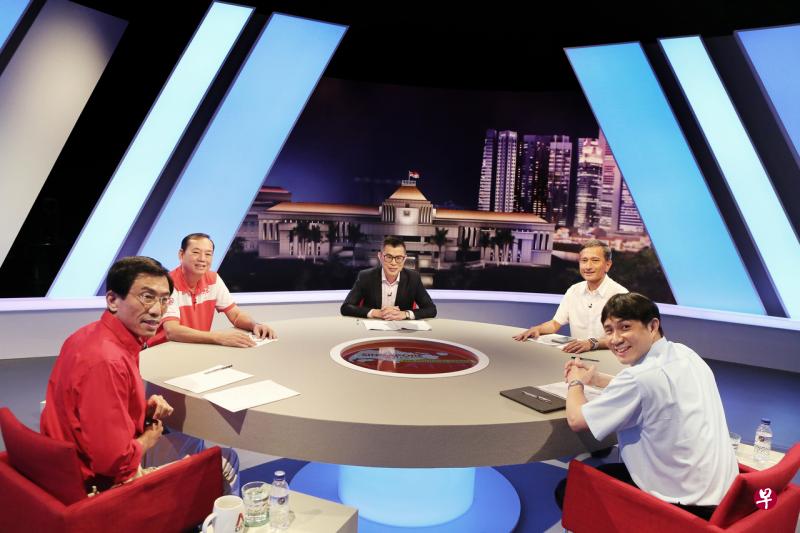 民主党秘书长徐顺全(左一)在昨晚的电视辩论中指出,王瑞杰曾说过要把人口增至1000万,这让国人很担心。参与同场辩论的外交部长维文医生(右二)随即纠正并提醒徐顺全不要散播假信息。(梁麒麟摄) 民主党秘书长徐顺全(左一)在昨晚的电视辩论中指出,王瑞杰曾说过要把人口增至1000万,这让国人很担心。参与同场辩论的外交部长维文医生(右二)随即纠正并提醒徐顺全不要散播假信息。(梁麒麟摄)