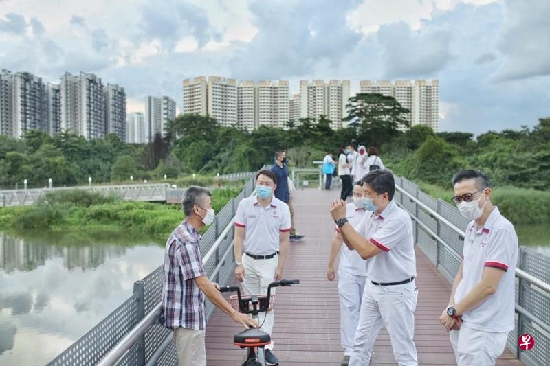 行动党盛港团队走访选区。(取自黄志明面簿) 行动党盛港团队走访选区。(取自黄志明面簿)