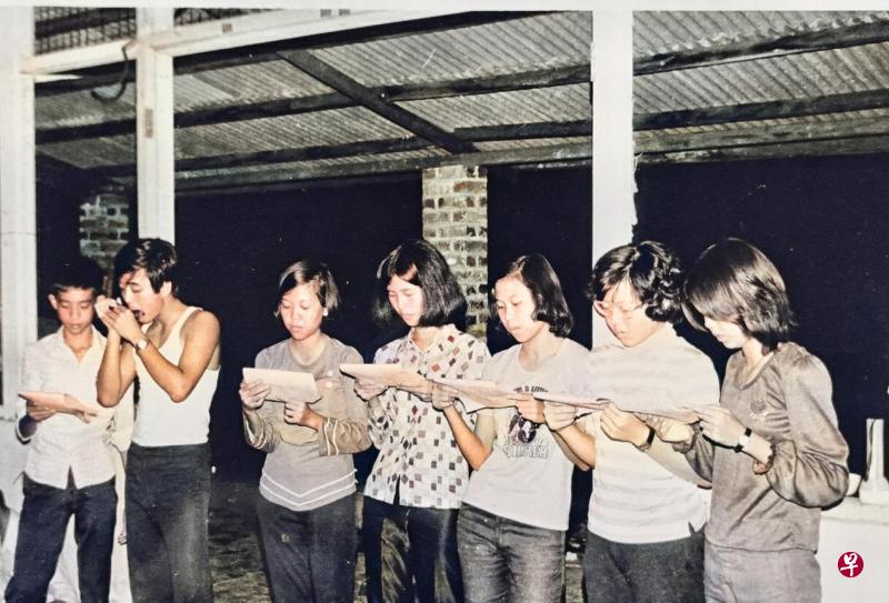 “斗歌竞艺”时间:每组轮流呈献节目,图为小组口琴伴奏唱歌。(作者提供) “斗歌竞艺”时间:每组轮流呈献节目,图为小组口琴伴奏唱歌。(作者提供)