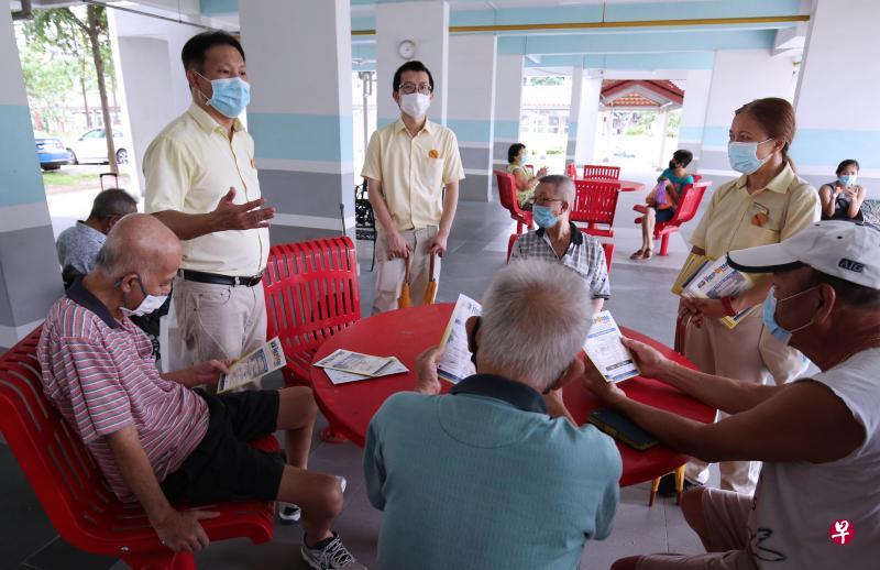 革新党宏茂桥集选区候选人苏源顺(左起)、杨耀辉、诺莱尼昨早在宏茂桥拜访选民,其中苏源顺和诺莱尼在上届大选中曾代表革新党出征西海岸集选区。(梁麒麟摄) 革新党宏茂桥集选区候选人苏源顺(左起)、杨耀辉、诺莱尼昨早在宏茂桥拜访选民,其中苏源顺和诺莱尼在上届大选中曾代表革新党出征西海岸集选区。(梁麒麟摄)