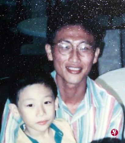 此前证实为教育部长王乙康表弟的行动党新人谢曜全晒出与表哥的儿时旧照。(取自谢曜全面簿) 此前证实为教育部长王乙康表弟的行动党新人谢曜全晒出与表哥的儿时旧照。(取自谢曜全面簿)