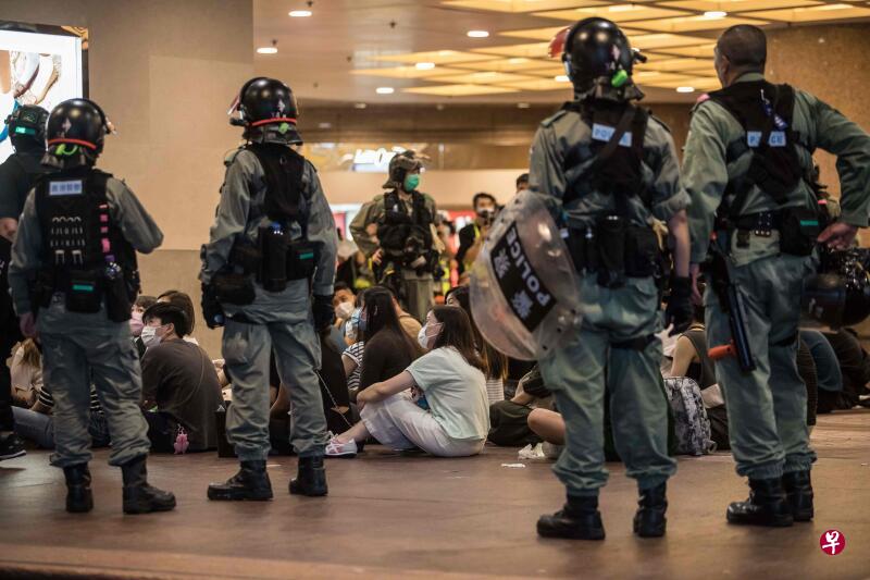 香港警方昨天在示威中拘捕约370人，其中10人涉嫌违反《香港国安法》。（法新社）