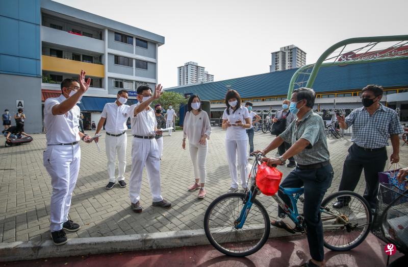 副总理兼财政部长王瑞杰(左三)和同区候选人孟理齐博士(左起)、陈杰豪、陈慧玲和陈舜娘昨天早上一同走访勿洛北4街第85座湿巴刹与熟食中心,与居民们寒暄互动。(叶振忠摄) 副总理兼财政部长王瑞杰(左三)和同区候选人孟理齐博士(左起)、陈杰豪、陈慧玲和陈舜娘昨天早上一同走访勿洛北4街第85座湿巴刹与熟食中心,与居民们寒暄互动。(叶振忠摄)