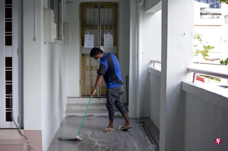 有邻居称曾看见虫子爬出单位门口,市镇理事会今早派清洁工清洗事发单位外的走廊。 有邻居称曾看见虫子爬出单位门口,市镇理事会今早派清洁工清洗事发单位外的走廊。