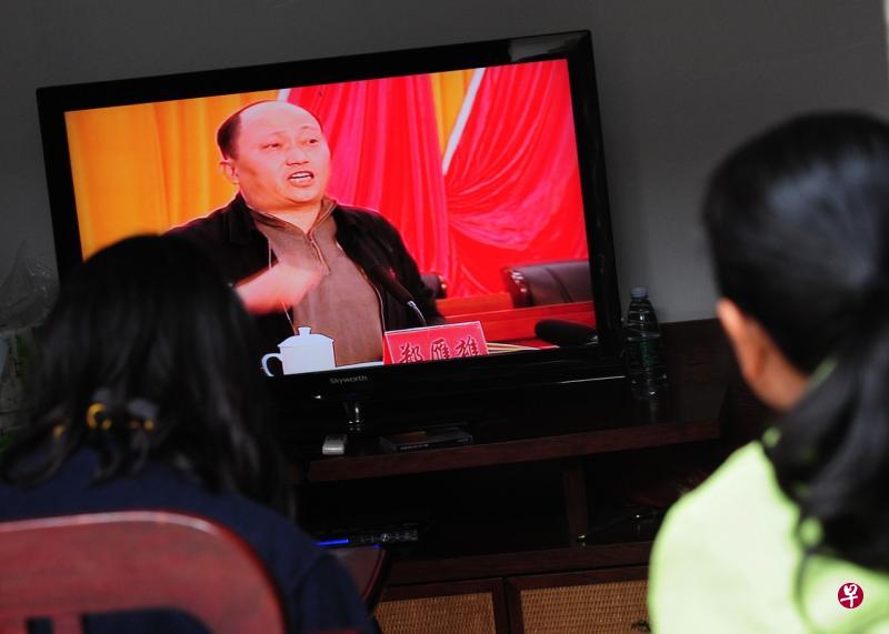 图为2011年乌坎村村民观看电视上时任汕尾市委书记郑雁雄的讲话。(法新社) 图为2011年乌坎村村民观看电视上时任汕尾市委书记郑雁雄的讲话。(法新社)