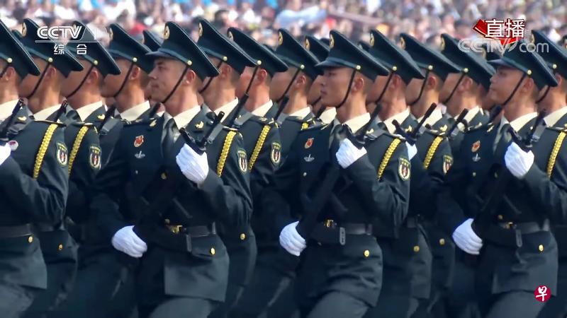 2019年10月1日,中国庆祝建国70周年大阅兵,预备役部队方队操步经过天安门广场。(视频截图) 2019年10月1日,中国庆祝建国70周年大阅兵,预备役部队方队操步经过天安门广场。(视频截图)