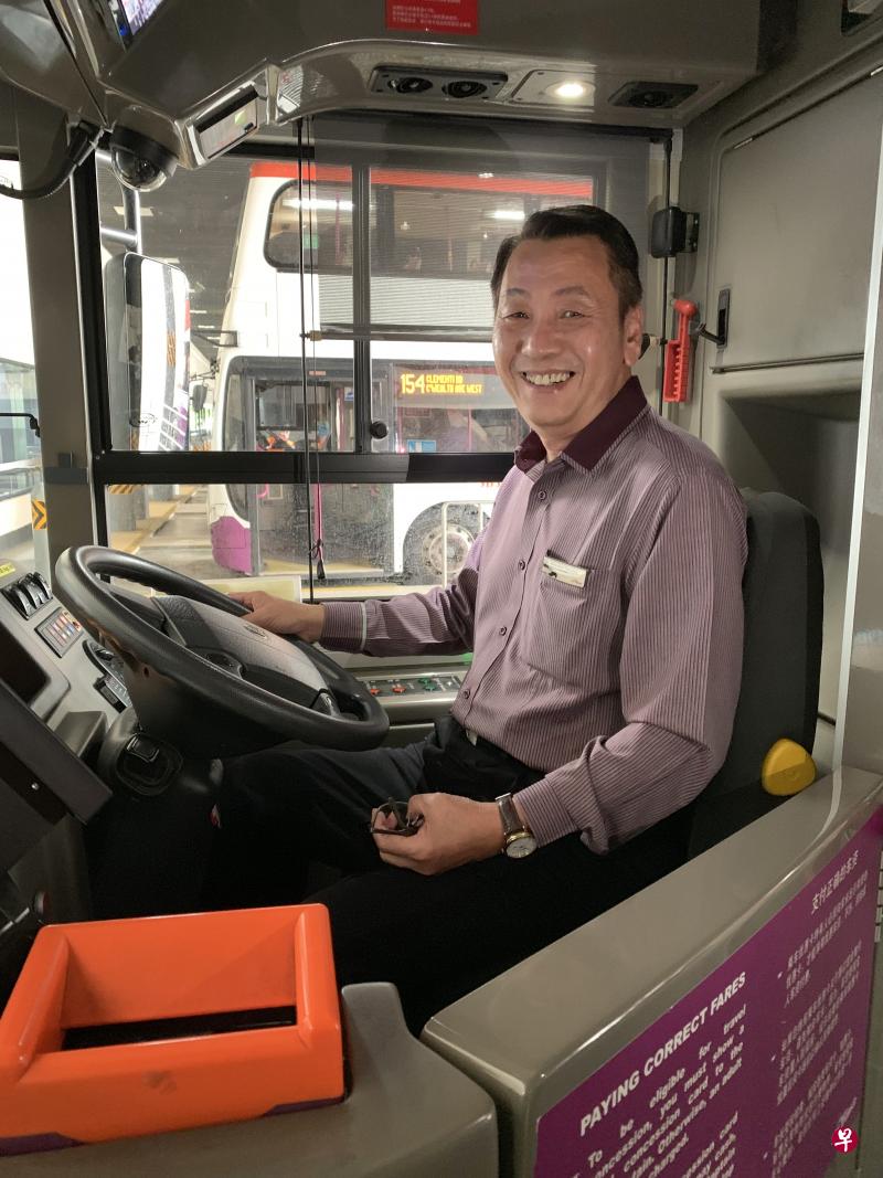 巴士车长黄文忠自掏腰包,给男童20元乘搭德士。 巴士车长黄文忠自掏腰包,给男童20元乘搭德士。