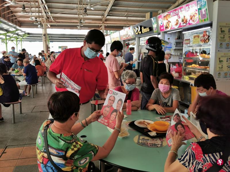 民主党候选人戈麦斯(红衣,左)今早与锦茂熟食中心的居民交流。(陈宇昕摄) 民主党候选人戈麦斯(红衣,左)今早与锦茂熟食中心的居民交流。(陈宇昕摄)