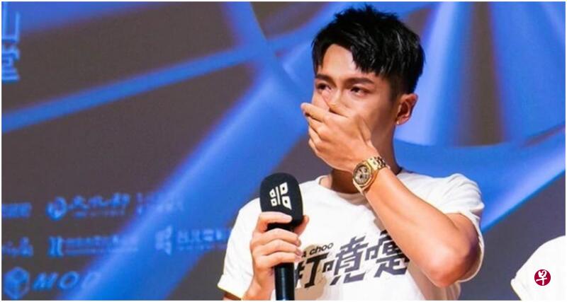 柯震东昨天在《打喷嚏》首映礼上忍不住落下男儿泪。(互联网) 柯震东昨天在《打喷嚏》首映礼上忍不住落下男儿泪。(互联网)