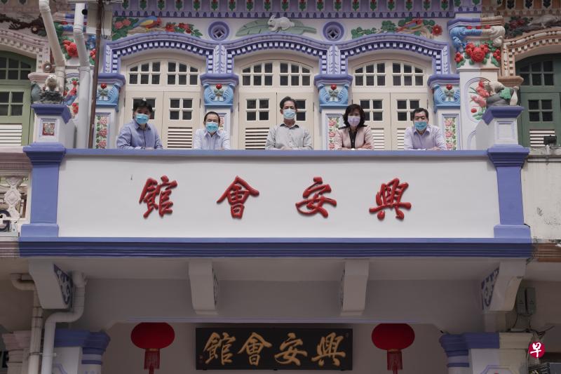 位于三龙路的兴安会馆,重建后恢复了美丽的原貌。左起为兴安会馆副总务林志清、副主席黄天霖、主席黄金春、副会长戴玉钗和总务郑金添。(张荣摄) 位于三龙路的兴安会馆,重建后恢复了美丽的原貌。左起为兴安会馆副总务林志清、副主席黄天霖、主席黄金春、副会长戴玉钗和总务郑金添。(张荣摄)