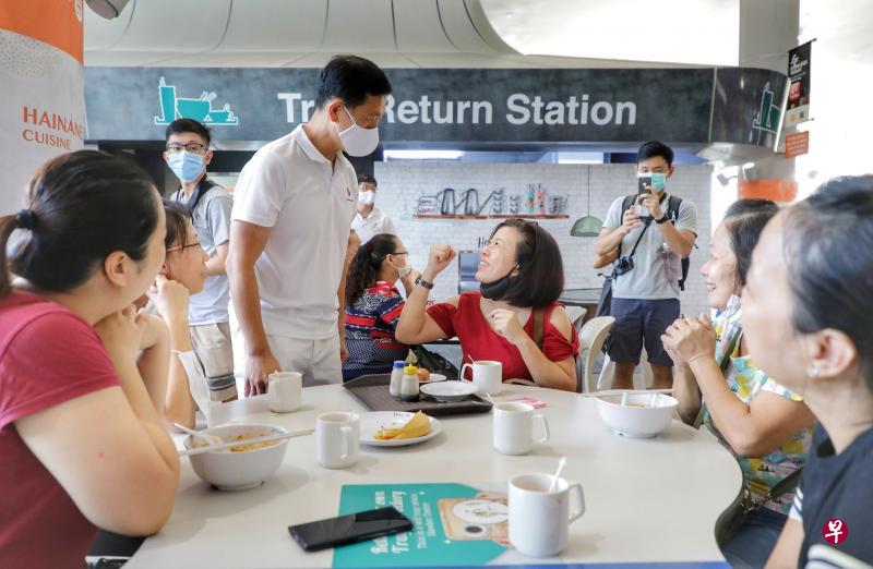 王乙康(白衣者)昨天与团队走访海军部村庄。他表示,经过连日交流发现,基层人民最关心的还是疫情,以及随之而来的社会安全和经济与就业前景课题。“有时居民反馈几句,你就心里有数,就知道可能政策需要调整了。”(林国明摄) 王乙康(白衣者)昨天与团队走访海军部村庄。他表示,经过连日交流发现,基层人民最关心的还是疫情,以及随之而来的社会安全和经济与就业前景课题。“有时居民反馈几句,你就心里有数,就知道可能政策需要调整了。”(林国明摄)