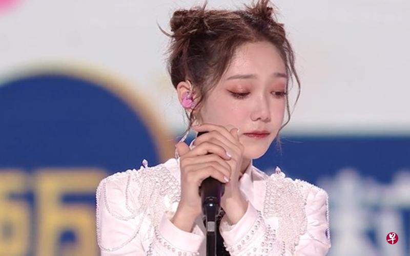 希林娜依高在总决赛得悉C位出道时,泪流满面。(互联网) 希林娜依高在总决赛得悉C位出道时,泪流满面。(互联网)