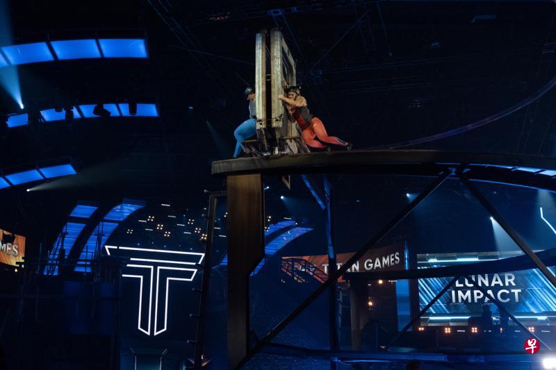 在《泰坦极限赛》中,双强正在力博争取压倒对方。(新电信电视提供) 在《泰坦极限赛》中,双强正在力博争取压倒对方。(新电信电视提供)