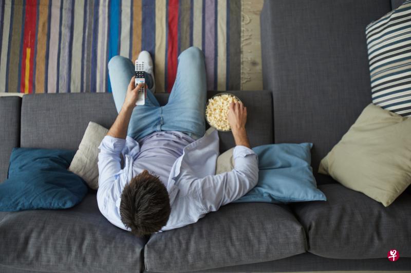 久坐不动,如长时间坐着看电视所消耗的卡路里很少,肥胖和糖尿病等相关并发症的风险会因此增加。(iStock图片) 久坐不动,如长时间坐着看电视所消耗的卡路里很少,肥胖和糖尿病等相关并发症的风险会因此增加。(iStock图片)