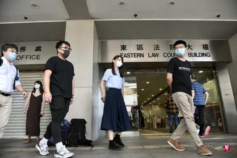 黄之锋(右一)、林朗彦(左二)、周庭(右二)昨天获准保释,走出东区裁判法院提堂。(香港中通社) 黄之锋(右一)、林朗彦(左二)、周庭(右二)昨天获准保释,走出东区裁判法院提堂。(香港中通社)