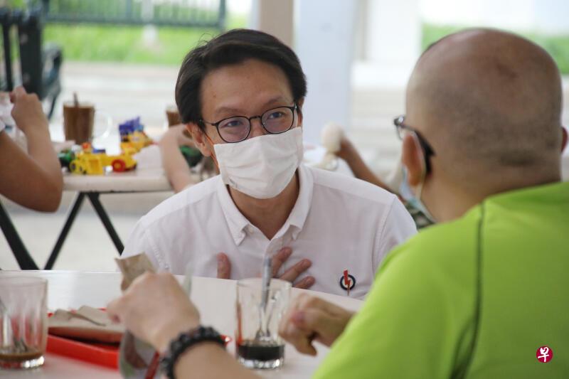谢秉辉昨早(7月6日)到信佳路第625A座附近咖啡店与组屋拜访选民。(唐家鸿摄) 谢秉辉昨早(7月6日)到信佳路第625A座附近咖啡店与组屋拜访选民。(唐家鸿摄)