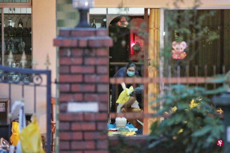 警方将搜集的证物摆放在地上拍摄。(徐颖荃摄) 警方将搜集的证物摆放在地上拍摄。(徐颖荃摄)