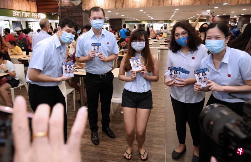 工人党盛港集选区竞选团队昨天到鲤河大厦派发竞选传单。图为候选人林志蔚(左一)、蔡庆威(左二)、辣玉莎(右二)与何廷儒(右一)与年轻居民合影。(梁麒麟摄) 工人党盛港集选区竞选团队昨天到鲤河大厦派发竞选传单。图为候选人林志蔚(左一)、蔡庆威(左二)、辣玉莎(右二)与何廷儒(右一)与年轻居民合影。(梁麒麟摄)