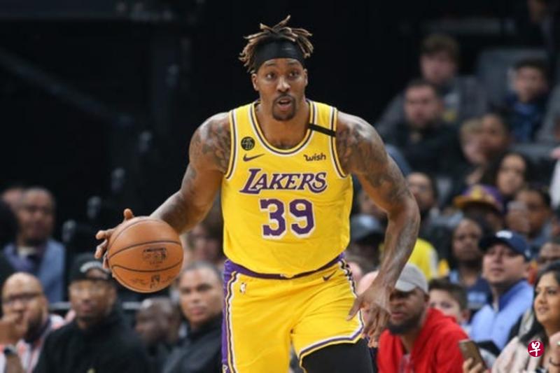 霍华德本赛季场均得7.5分和7.4个篮板,命中率达到职业生涯新高的73.2%,是湖人内线主力之一,他决定归队,湖人争冠信心激增。(互联网) 霍华德本赛季场均得7.5分和7.4个篮板,命中率达到职业生涯新高的73.2%,是湖人内线主力之一,他决定归队,湖人争冠信心激增。(互联网)